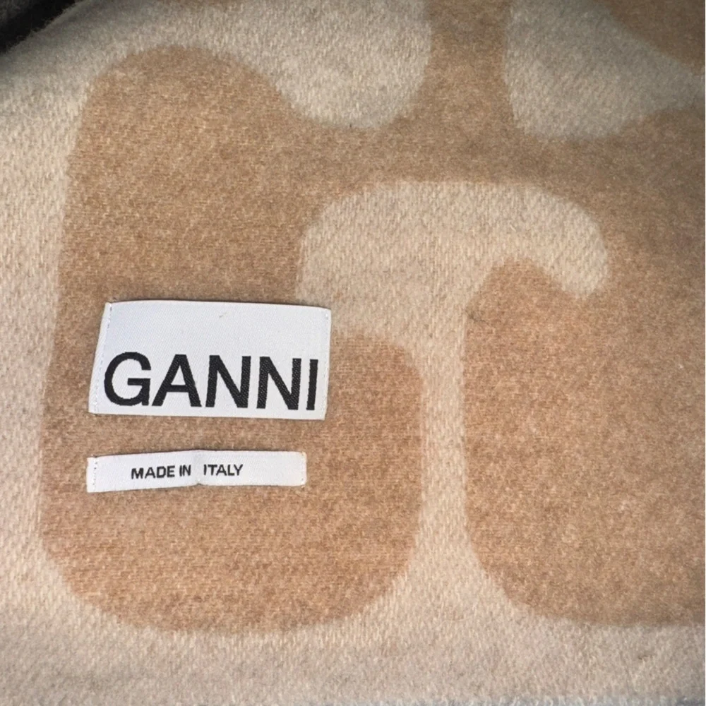 GANNI Wool Logo Scarf – Camel & Cream Neutral • Fringe • 100% Wool - Picture 4 of 6